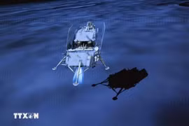 Hình ảnh chụp tại Trung tâm kiểm soát hàng không vũ trụ Bắc Kinh ngày 2/6/2024 cho thấy tàu Thường Nga-6 hạ cánh xuống phần tối của Mặt Trăng. Ảnh: THX/TTXVN