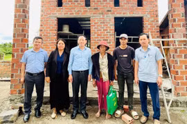 Chủ tịch UBND tỉnh Phạm Anh Tuấn (thứ 3 từ trái sang) tặng quà cho gia đình bà Đinh Thị Chông (hộ được hỗ trợ xóa nhà tạm, nhà dột nát ở làng Ba Bă, xã Ya Ma). Ảnh. A.H