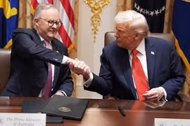 Tổng thống Mỹ Donald Trump và Thủ tướng Úc Anthony Albanese ký thỏa thuận hợp tác khoáng sản chiến lược ngày 20-10 tại Nhà Trắng. Ảnh: AP