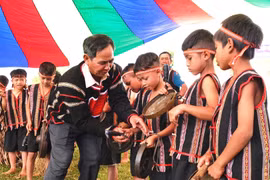 Nghệ nhân Ưu tú Alip, đảng viên Chi bộ làng Groi Wết (xã Đak Đoa) truyền dạy cồng chiêng cho thế hệ trẻ của làng, của xã. Ảnh: P.D