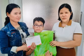 Bà Mai Thị Bích Thu (bìa phải) vận động nhà hảo tâm trao học bổng tiếp sức đến trường cho học sinh khiếm thị. Ảnh: K.H