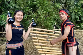 Niềm vui của nghệ nhân Thui và cô gái trẻ Hyăo khi được tham gia biểu diễn ở thủ đô, đồng thời giao lưu với các dân tộc anh em. Ảnh: Lam Nguyên