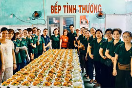 Bếp ăn tình thương tại Bệnh viện Đa khoa trung tâm Gia Lai đã huy động hàng nghìn tấm lòng và bàn tay chung sức để “đỏ lửa” mỗi ngày. Ảnh: ĐVCC