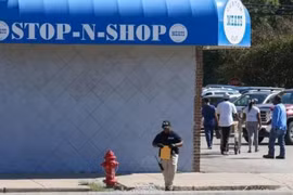 Cảnh sát điều tra tại hiện trường vụ xả súng ở thị trấn Leland, bang Mississippi, Mỹ. Ảnh: New York Times