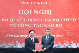 Ông Lê Minh Hưng - Ủy viên Bộ Chính trị, Bí thư Trung ương Đảng, Trưởng Ban Tổ chức Trung ương, trao quyết định cho tân Bí thư Tỉnh ủy Sơn La Hoàng Văn Nghiệm.