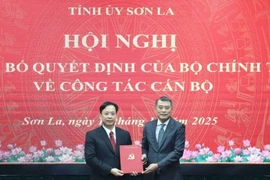 Ông Lê Minh Hưng - Ủy viên Bộ Chính trị, Bí thư Trung ương Đảng, Trưởng Ban Tổ chức Trung ương, trao quyết định cho tân Bí thư Tỉnh ủy Sơn La Hoàng Văn Nghiệm.