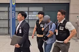 Một nghi phạm liên quan đến đường dây lừa đảo có trụ sở tại Campuchia được cảnh sát áp giải qua sân bay quốc tế Incheon (Hàn Quốc) ngày 3-11. Ảnh: Cảnh sát tỉnh Gangwon