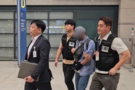 Một nghi phạm liên quan đến đường dây lừa đảo có trụ sở tại Campuchia được cảnh sát áp giải qua sân bay quốc tế Incheon (Hàn Quốc) ngày 3-11. Ảnh: Cảnh sát tỉnh Gangwon