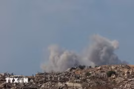 Khói bốc lên sau cuộc không kích của Israel xuống thành phố Gaza ngày 30/9/2025. Ảnh: THX/TTXVN