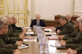 Tổng thống Vladimir Putin phát biểu tại cuộc họp với các chỉ huy quân sự cấp cao của Nga vào ngày 7-10. Ảnh: Kremlin