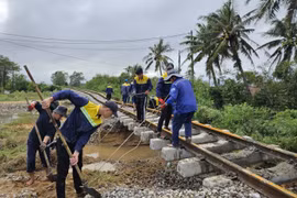 Tê liệt đường sắt Bắc - Nam, hơn 21.000 vé tàu hoàn trả khách