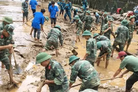 Cán bộ, chiến sĩ Quân đội hỗ trợ nhân dân khắc phục hậu quả cơn bão số 3 và hoàn lưu sau bão