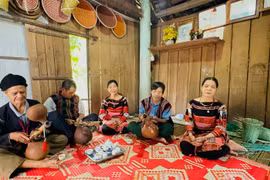 Các nghệ nhân, người dân cùng quây quần chơi nhạc cụ truyền thống, hát dân ca trong một buổi sinh hoạt. Ảnh: D.Đ