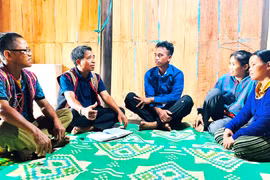 Ban Nhân dân và người có uy tín làng Tờ Lék (xã Vĩnh Thịnh) tuyên truyền phòng, chống tảo hôn và hôn nhân cận huyết thống cho người dân. Ảnh: Chương Hiếu