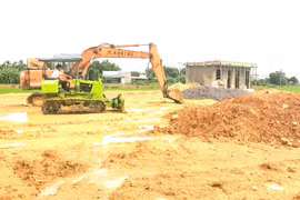 Đơn vị thi công đã hoàn thiện san nền bãi đậu xe chung tại làng nghề trồng hoa Bình Lâm. Ảnh: V.L