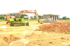 Đơn vị thi công đã hoàn thiện san nền bãi đậu xe chung tại làng nghề trồng hoa Bình Lâm. Ảnh: V.L