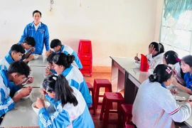 Học sinh Trường THPT Ya Ly có bữa ăn sáng chất lượng nhờ tình yêu thương, trách nhiệm của thầy Bí thư Đoàn trường. Ảnh: Minh Nhật