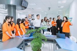 Anh Vũ Hồng Quân (thứ 6 từ trái qua), Chủ tịch Hội Doanh nhân trẻ Bình Định, mong muốn có nhiều cơ chế, chính sách tạo điều kiện cho kinh tế tư nhân phát triển. Ảnh: NVCC