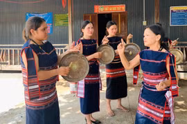 Nghệ nhân Ưu tú Đinh Thị Drinh (bìa phải) miệt mài truyền niềm đam mê cồng chiêng cho các chị em trong Câu lạc bộ cồng chiêng nữ làng Nghe. Ảnh: Đồng Lai