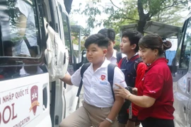 Trường Tiểu học, THCS và THPT iSchool Quy Nhơn (phường Quy Nhơn Bắc) tổ chức đưa đón học sinh đến trường. Ảnh: Hồ Điểm