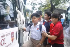 Trường Tiểu học, THCS và THPT iSchool Quy Nhơn (phường Quy Nhơn Bắc) tổ chức đưa đón học sinh đến trường. Ảnh: Hồ Điểm