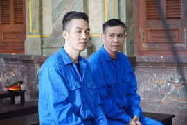 Hai anh em bị cáo Phạm Văn Tam (phải) và Phạm Xuân Tình tại phiên tòa.