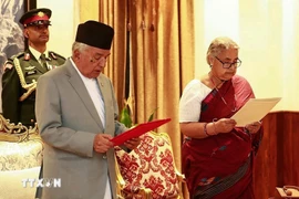 Tân Thủ tướng lâm thời Nepal Sushila Karki (phải) tuyên thệ nhậm chức sau khi được Tổng thống Ram Chandra Paudel (trái, phía trước) bổ nhiệm, tại Kathmandu, ngày 12/9/2025. (Ảnh: THX/TTXVN)