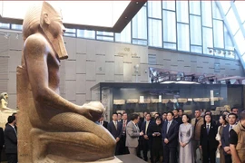 Chủ tịch nước Lương Cường và Phu nhân cùng các đại biểu tham quan Đại Bảo tàng Ai Cập. Ảnh: Lâm Khánh/TTXVN