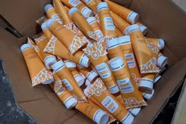 Mỹ phẩm giả bị thu giữ. Ảnh: Báo Công an nhân dân