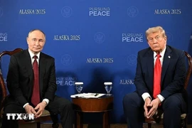 Tổng thống Nga Vladimir Putin (trái) trong cuộc họp với Tổng thống Mỹ Donald Trump tại Căn cứ Elmendorf-Richardson ở Anchorage, bang Alaska (Mỹ) ngày 15/8. Ảnh: THX/TTXVN