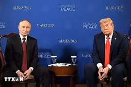 Tổng thống Nga Vladimir Putin (trái) trong cuộc họp với Tổng thống Mỹ Donald Trump tại Căn cứ Elmendorf-Richardson ở Anchorage, bang Alaska (Mỹ) ngày 15/8. Ảnh: THX/TTXVN