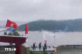 Lực lượng biên phòng bắn pháo hiệu cảnh báo bão số 13. Ảnh: Phạm Cường/TTXVN