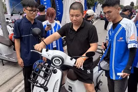 Doanh số xe máy điện tăng chóng mặt