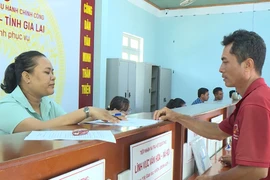 Công chức Trung tâm Phục vụ hành chính công xã Ia Dreh luôn nhiệt tình hướng dẫn người dân đến giải quyết thủ tục hành chính. Ảnh: Sơn Trung