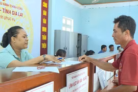 Công chức Trung tâm Phục vụ hành chính công xã Ia Dreh luôn nhiệt tình hướng dẫn người dân đến giải quyết thủ tục hành chính. Ảnh: Sơn Trung