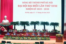 Đoàn Chủ tịch biểu quyết tại Đại hội. Ảnh: Thống Nhất/TTXVN