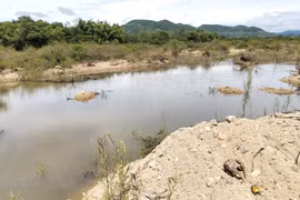 Hoạt động khai thác cát trái phép tạo nhiều hầm, hố rộng hàng trăm mét vuông, có độ sâu từ 1-2 m tại khu vực ven bờ và lòng sông Côn. Ảnh: C.L