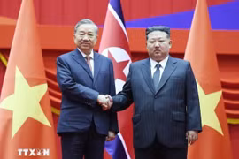 Tổng Bí thư Đảng Lao động Triều Tiên, Chủ tịch Quốc vụ nước Cộng hòa Dân chủ Nhân dân Triều Tiên Kim Jong Un đón Tổng Bí thư Tô Lâm. (Ảnh: Thống Nhất/TTXVN)