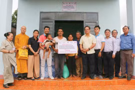 Gia đình em Kpă Tiệp (làng Ring, xã Ia Hrú) vui mừng đón nhận căn Nhà nhân ái do các tổ chức, doanh nghiệp và nhà hảo tâm hỗ trợ. Ảnh: Đồng Lai