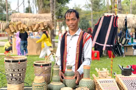 Lời nứa tre kể chuyện buôn làng