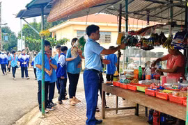 Lực lượng QLTT tuyên truyền tại 1 cơ sở kinh doanh ở khu vực Trường THCS Quang Trung (xã Đức Cơ). Ảnh: ĐVCC