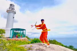 Clip Song phượng kiếm của ĐVTN xã Phù Mỹ Đông được quay tại nhiều thắng cảnh đẹp của địa phương. Ảnh cắt từ clip