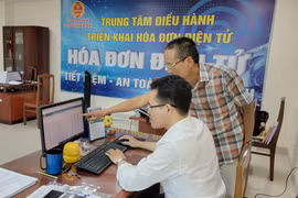 Công chức Thuế tỉnh Gia Lai rà soát các quy định của Luật thuế thu nhập doanh nghiệp để tư vấn, hướng dẫn cho doanh nghiệp áp dụng. Ảnh: T.Sỹ