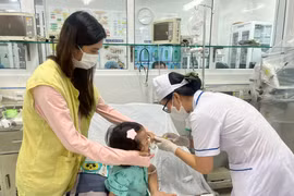 Trẻ mắc bệnh viêm phổi được theo dõi điều trị tại Khoa Nhi, Bệnh viện đa khoa trung tâm tỉnh. Ảnh: M.H