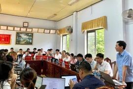 Cán bộ, công chức các xã thực hành kỹ năng sử dụng nền tảng chuyển đổi số tại lớp tập huấn. Ảnh: Khánh Linh