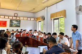 Cán bộ, công chức các xã thực hành kỹ năng sử dụng nền tảng chuyển đổi số tại lớp tập huấn. Ảnh: Khánh Linh