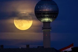 Hôm nay Việt Nam đón siêu trăng đẹp nhất năm giữa mưa sao băng