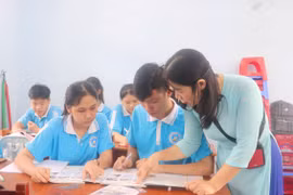 Học sinh Trường THPT Nguyễn Đình Chiểu (phường Bình Định) hào hứng tham gia tiết thực hành ngoại ngữ trên lớp. Ảnh: Hồ Điểm