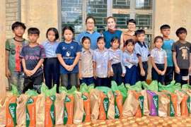 “Kho gạo yêu thương” tiếp sức học trò vùng khó