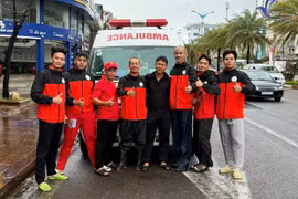 Can trường cứu người trong lũ dữ